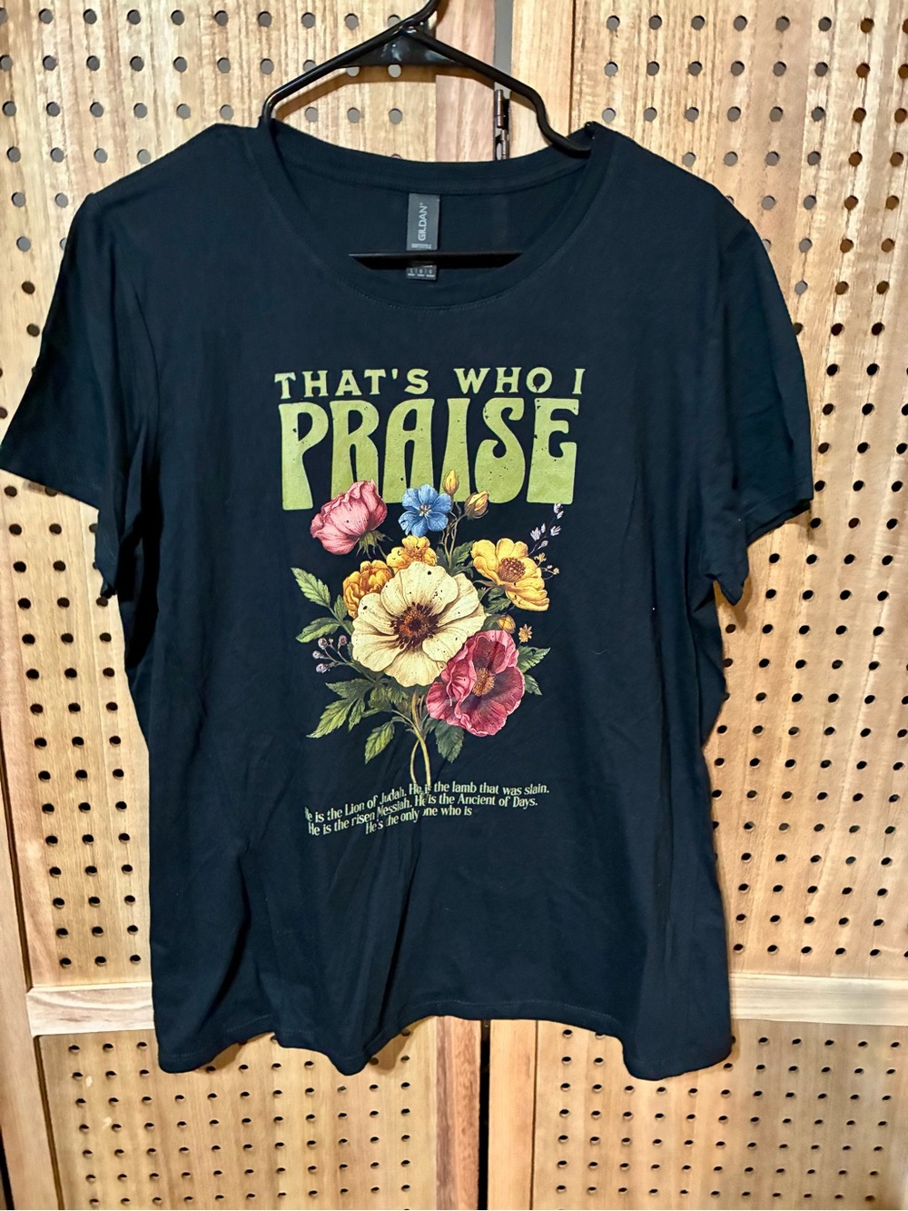 Women’s Black Graphic Tee — “That’s Who I Praise” Floral Design L